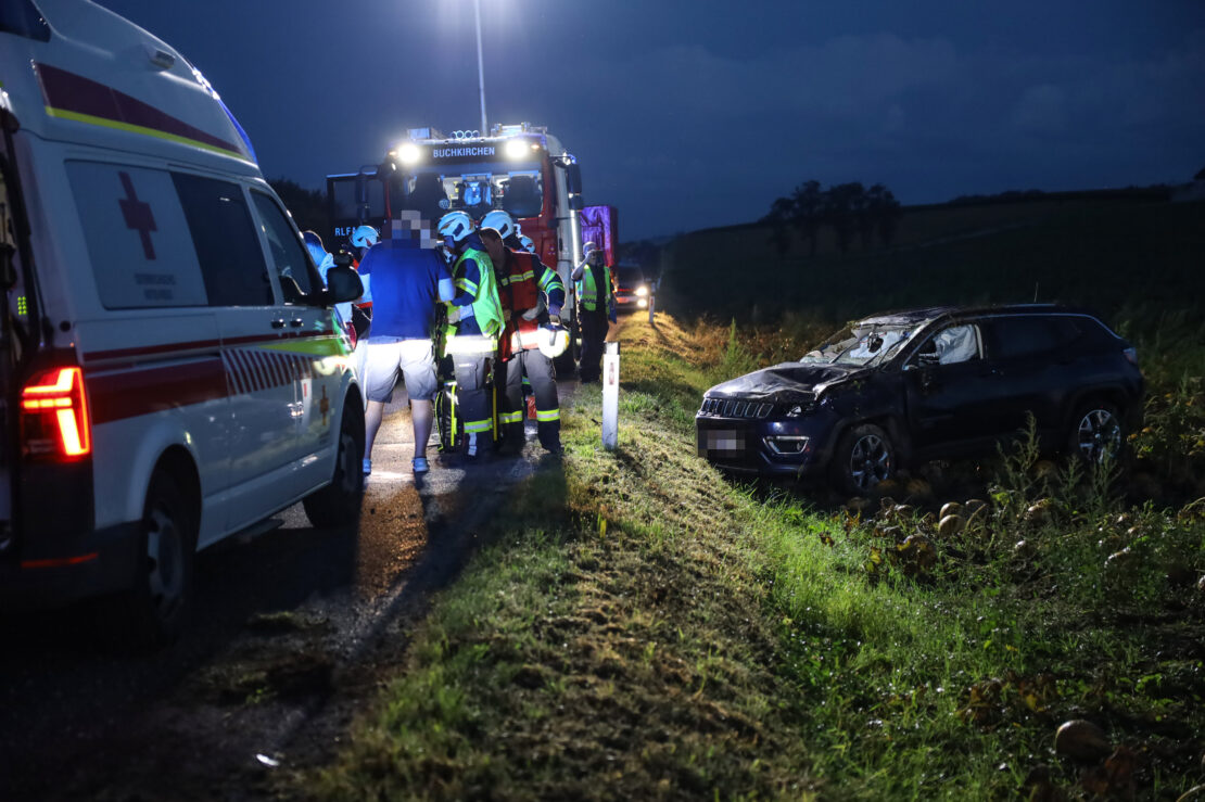 Auto bei Verkehrsunfall in Buchkirchen in Kürbisfeld überschlagen