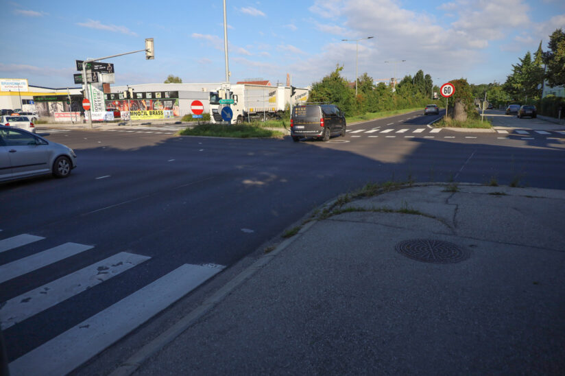 Klimakleber-Blockade in Wels-Pernau führte zu Straßensperren und umfangreichen Staus im Frühverkehr