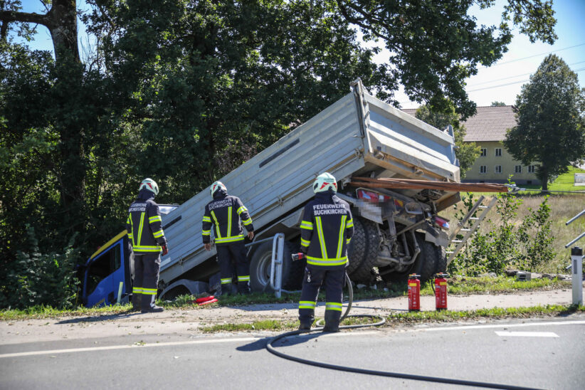 LKW bei Kreisverkehr in Buchkirchen in Bachbett des Hundshamer Bachs gestürzt