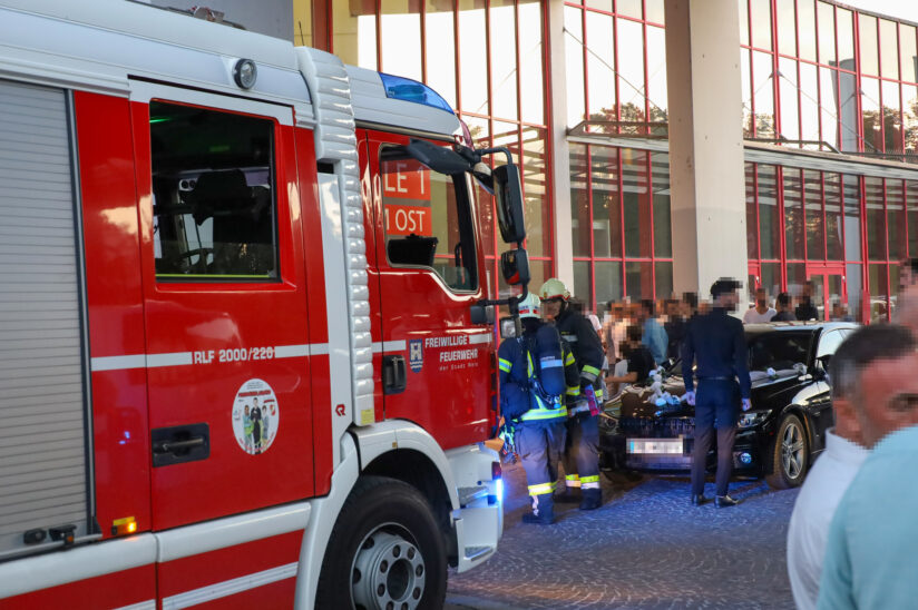Feuerwehr als Hochzeitscrasher: Starke Verrauchung mehrerer Messehallen bei Hochzeit in Wels-Innenstadt