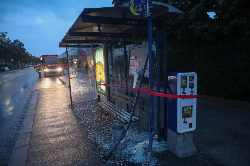 Fahrerflucht: Buswartehäuschen in Wels-Lichtenegg schwer beschädigt