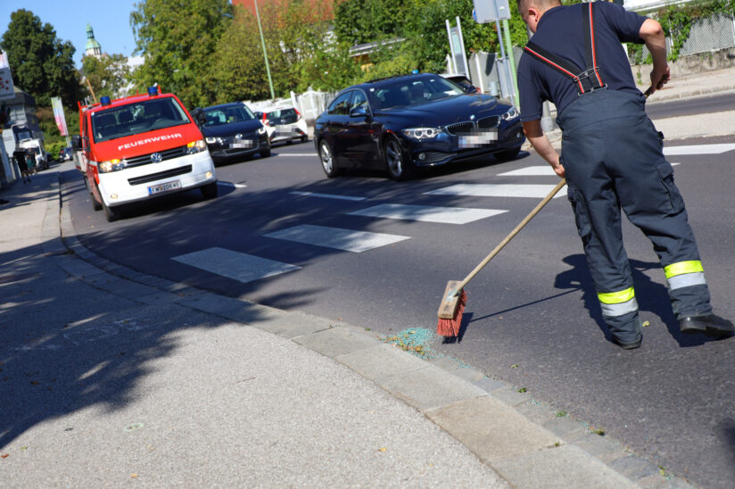 Feuerwehr im Einsatz: Glassplitter einer Scheibe waren auf Straße in Wels-Innenstadt verteilt