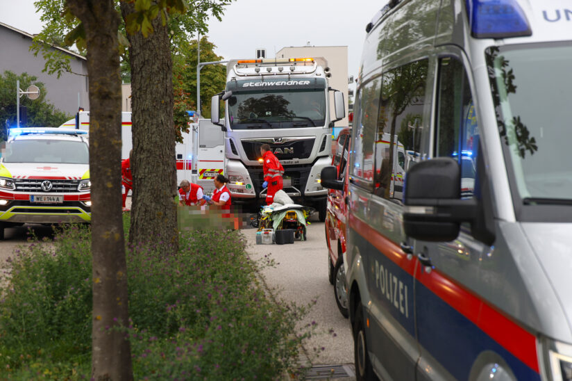 Radfahrer bei Kollision mit LKW in Wels-Neustadt schwer verletzt