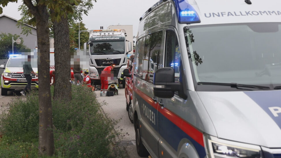Radfahrer bei Kollision mit LKW in Wels-Neustadt schwer verletzt