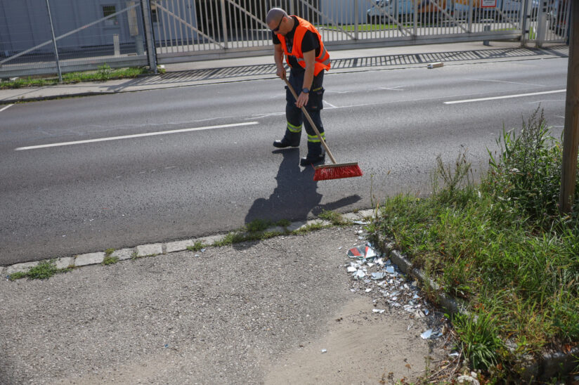 Fahrbahnreinigung: Spiegel- und Glassplitter lagen auf Geh-, Radweg und Straße in Wels-Pernau verteilt