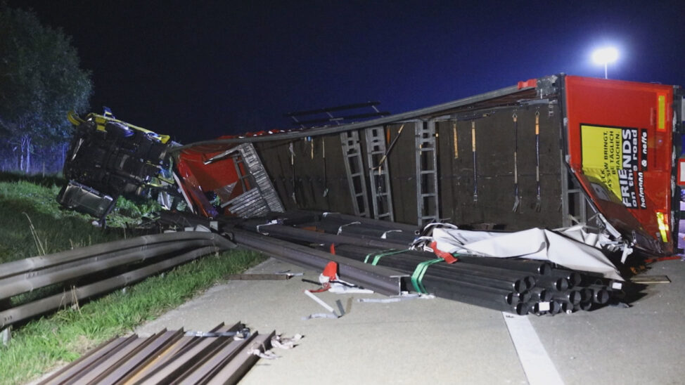 LKW mit Stahlträgern umgestürzt: Verletzer bei schwerem Unfall auf Westautobahn bei Sattledt