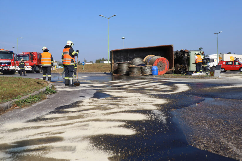 LKW mit tonnenschweren Stahlseilen in einem Kreisverkehr in Wels-Puchberg umgestürzt