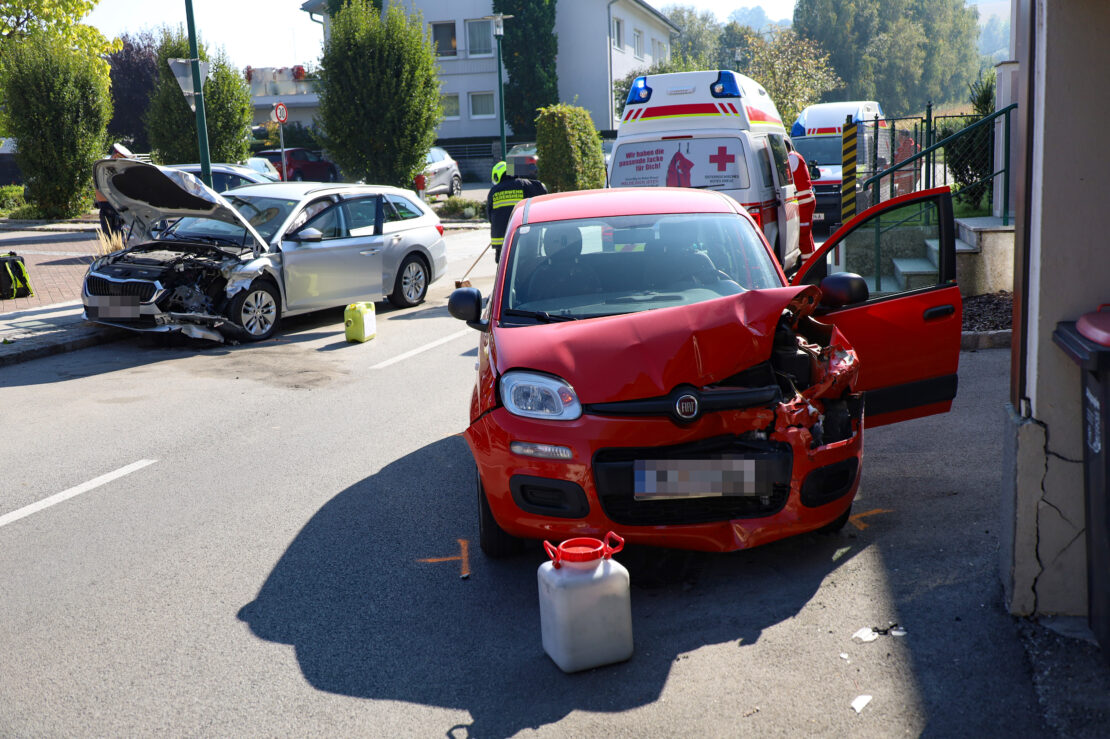Fünf Verletzte bei Kollision zweier PKW im Ortszentrum von Pichl bei Wels