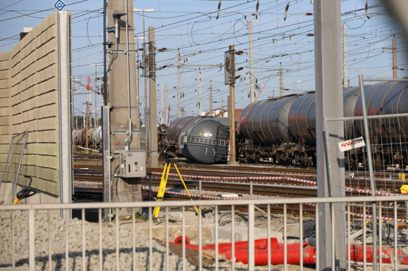 Güterzug entgleist: Mehrere Kesselwaggons eines Güterzuges mit Gefahrstoff bei Wels entgleist