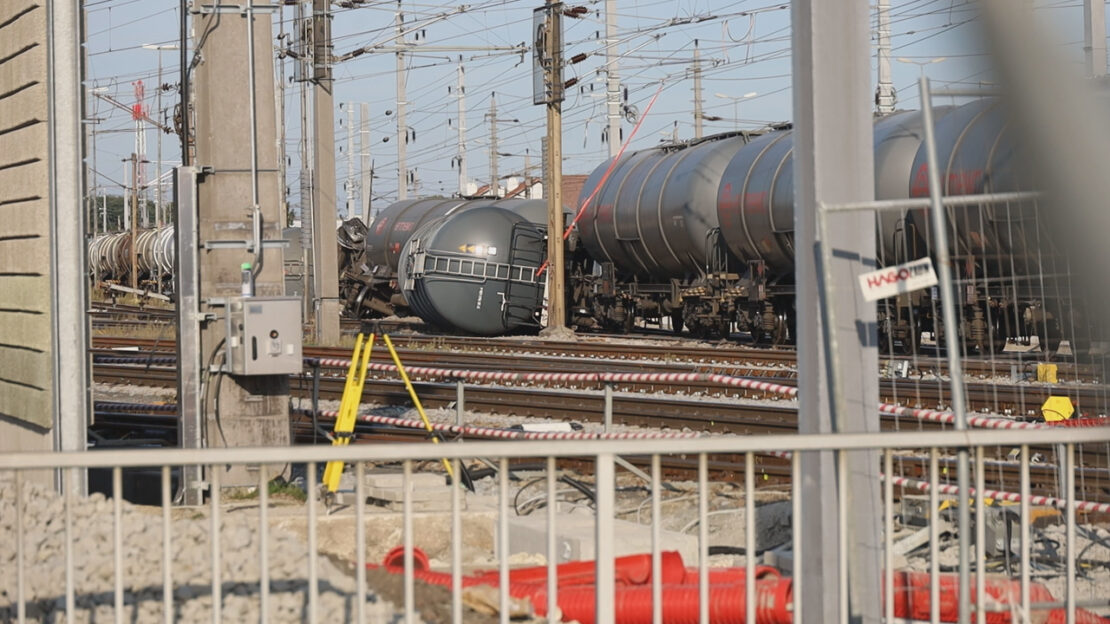 Güterzug entgleist: Mehrere Kesselwaggons eines Güterzuges mit Gefahrstoff bei Wels entgleist