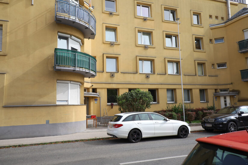 Personenrettung: Hilflose Person von Vordach eines Hauseinganges in Wels-Neustadt gerettet