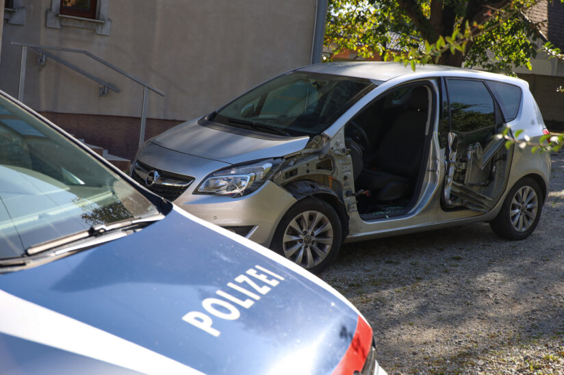 Auto bei Verkehrsunfall in Pichl bei Wels von landwirtschaftlichem Fahrzeug aufgeschält