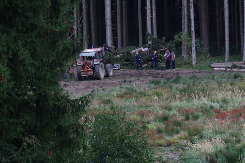 Tödlicher Forstunfall: 65-Jähriger in einem Waldstück in Krenglbach von Traktor überrollt