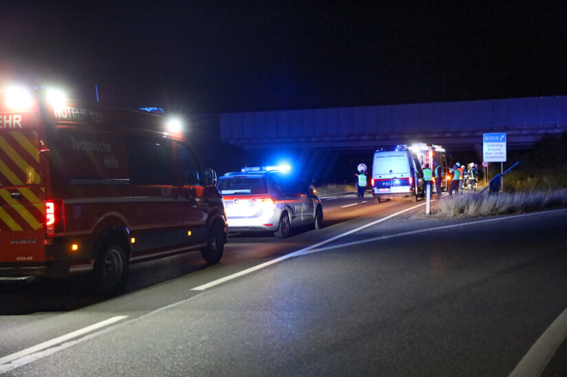 Auto bei Verkehrsunfall in Wels-Neustadt nach etwa 50 Metern mitten im Böschungsgehölz gelandet