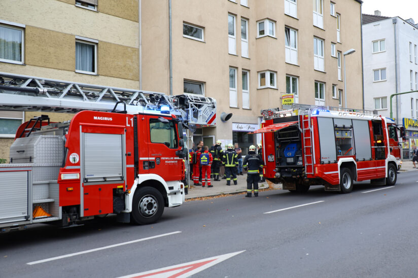 Einsatz für Feuerwehr, Rettung und Polizei wegen verrauchtem Stiegenhaus in Wels-Neustadt