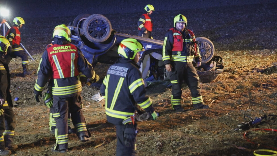Drei teils Schwerverletzte bei Verkehrsunfall mit Autoüberschlag in Gunskirchen