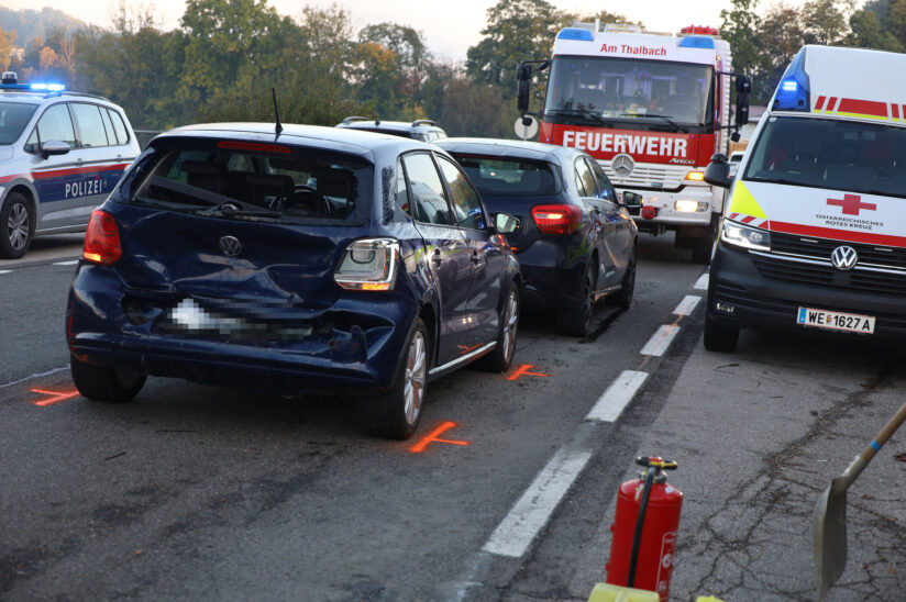 Auffahrunfall im Frühverkehr mit drei beteiligten Autos in Thalheim bei Wels
