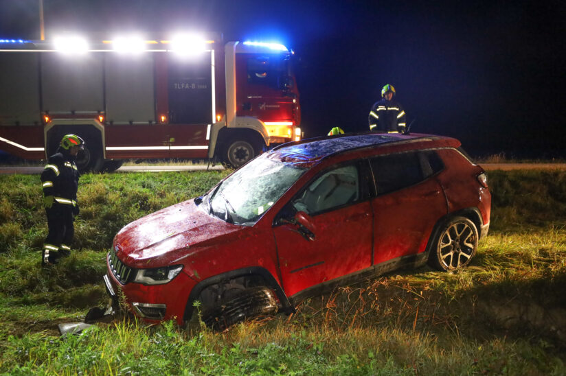 Auto bei nächtlichem Verkehrsunfall in Steinhaus von Straße abgekommen