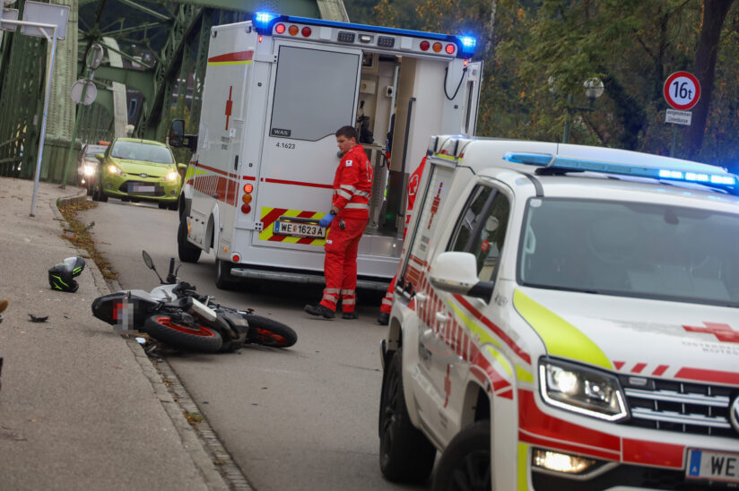 Schwerer Verkehrsunfall zwischen Motorrad und PKW in Wels-Innenstadt