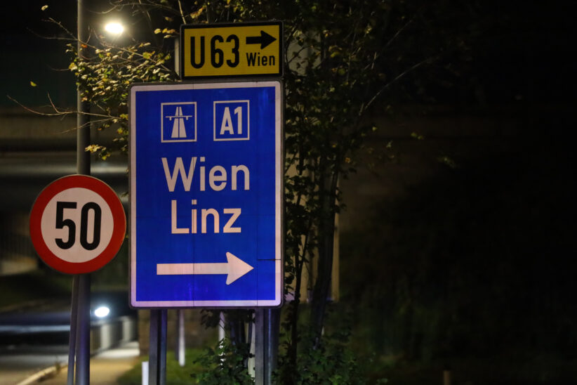 Einsatzkräfte der Feuerwehr zu Fahrzeugbrand auf Westautobahn bei Sipbachzell alarmiert