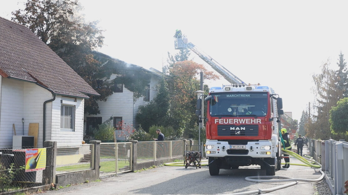 Dachstuhl eines Einfamilienhauses in Marchtrenk in Flammen