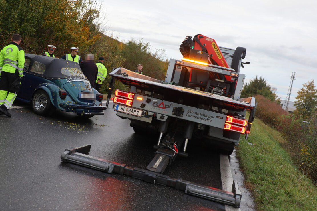 VW-Käfer bei Unfall auf Welser Autobahn in Wels-Neustadt in Böschung gelandet