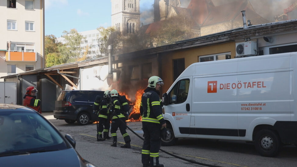 PKW in Vollbrand: Löscheinsatz der Feuerwehr samt Personenrettung in Wels-Neustadt