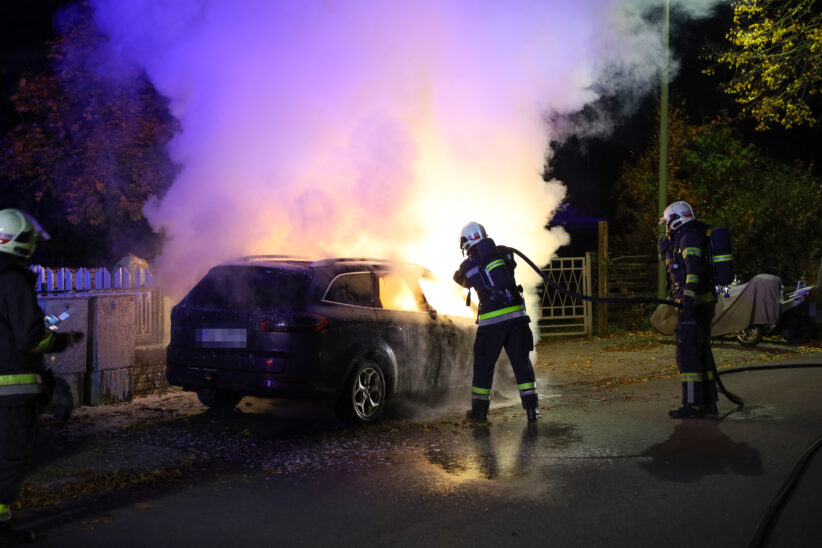 Brand eines PKW in Wels-Pernau sorgte für Einsatz von Feuerwehr und Polizei
