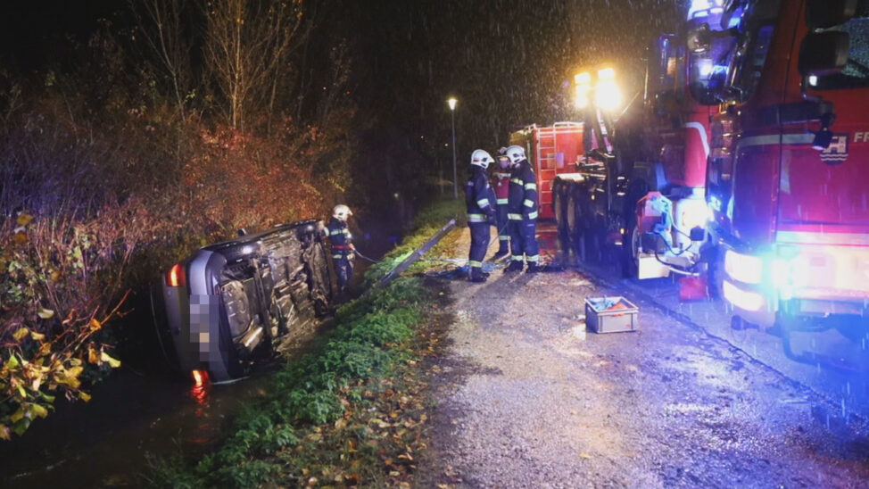 Autolenker bei Unfall in Wels-Neustadt mit PKW im Grünbach gelandet