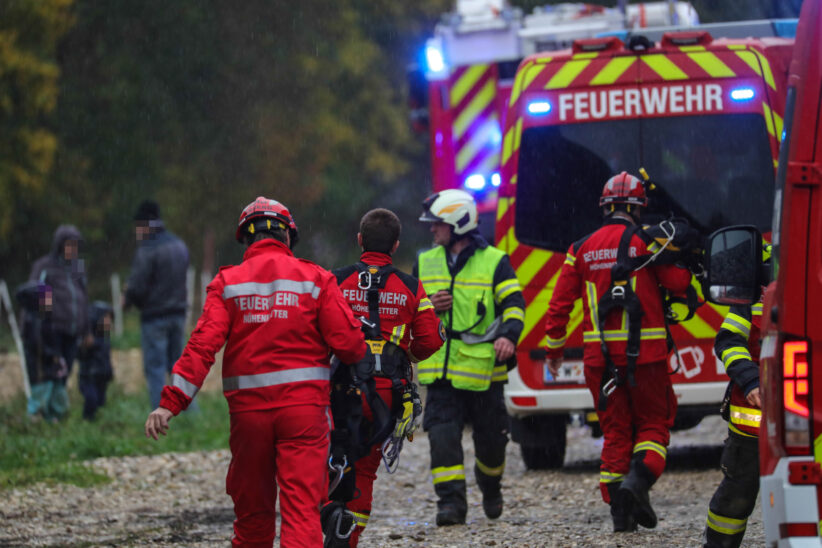 Feuerwehr mit Höhenrettern bei Personenrettung aus defektem Deckenkran in Buchkirchen im Einsatz