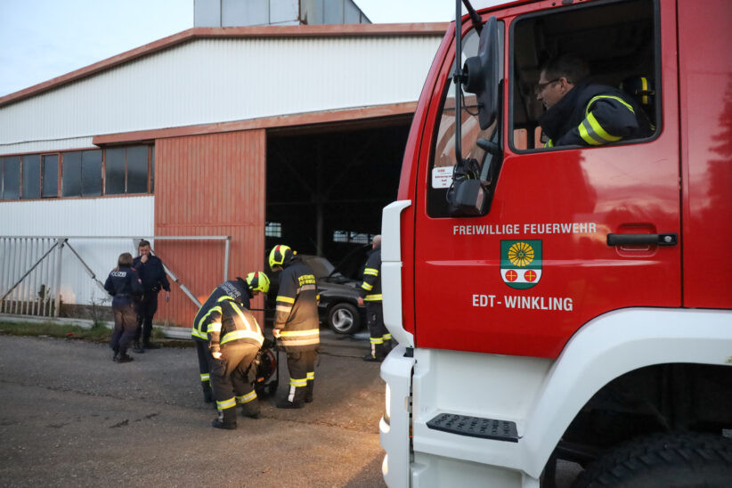 Belüftungsmaßnahmen nach Brand in einer Lagerhalle in Edt bei Lambach