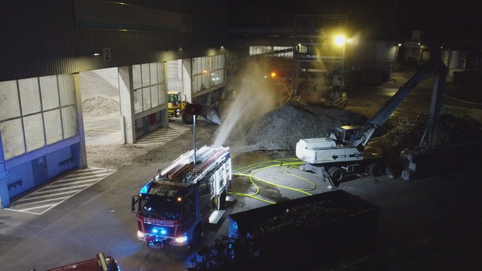Nächtlicher Brandeinsatz bei Abfallverwertungsunternehmen in Wels-Schafwiesen