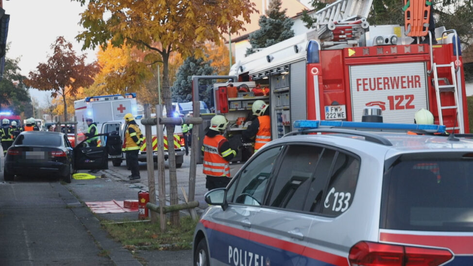 Medizinischer Notfall: Autolenkerin in Wels-Neustadt mit PKW gegen Hauswand geprallt