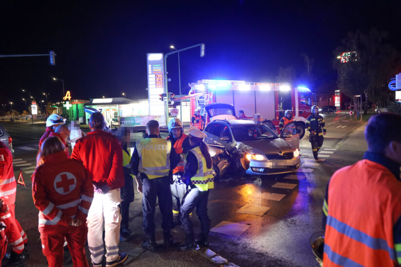 Kreuzungscrash: Größerer Einsatz nach Verkehrsunfall zwischen zwei PKW in Wels-Neustadt