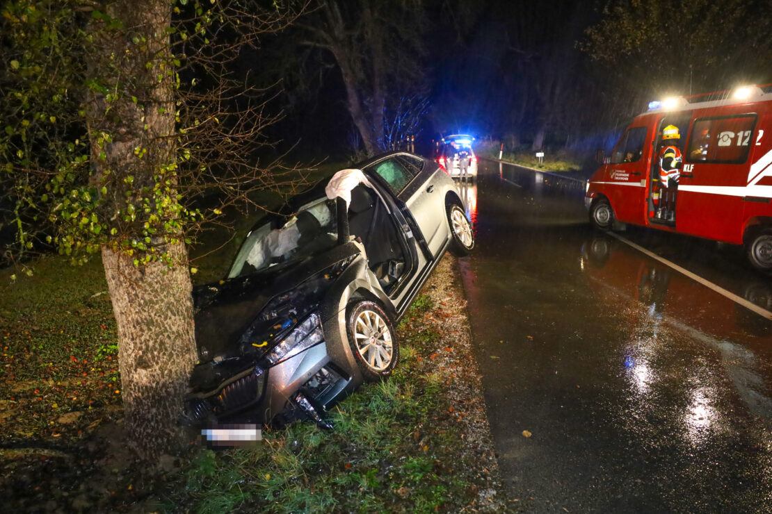 Auto bei Verkehrsunfall in Neukirchen bei Lambach frontal gegen Baum gekracht