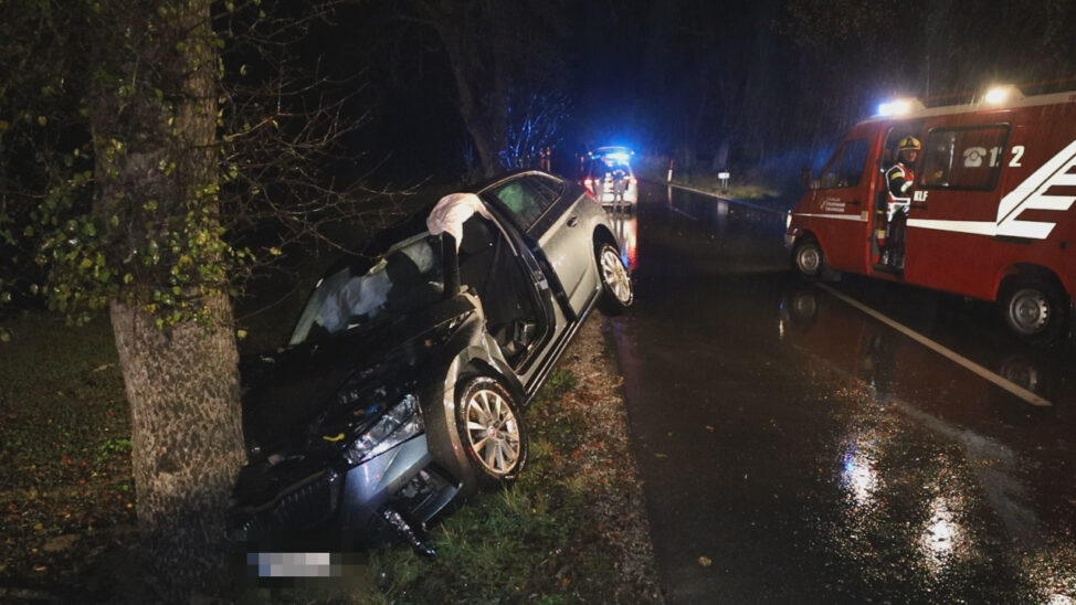 Auto bei Verkehrsunfall in Neukirchen bei Lambach frontal gegen Baum gekracht