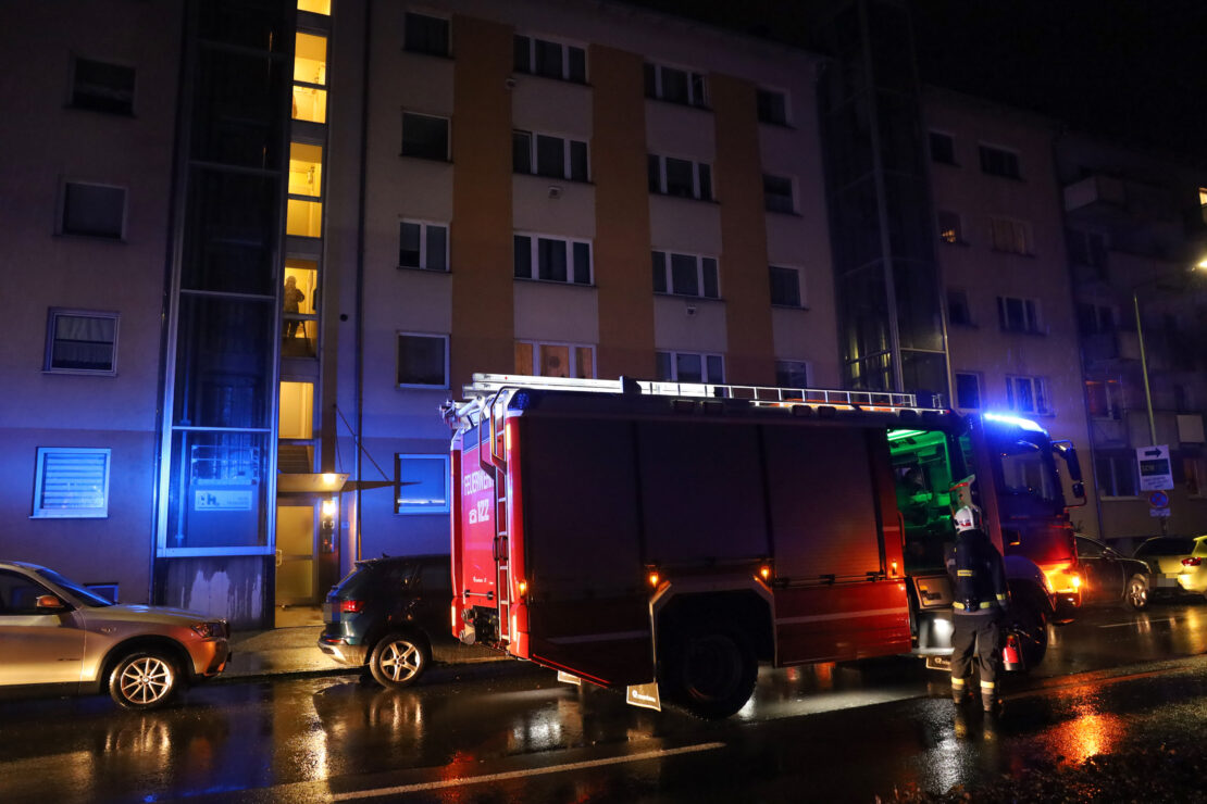 Einsatz der Feuerwehr aufgrund einer rauchenden Steckdose in einer Wohnung in Wels-Pernau