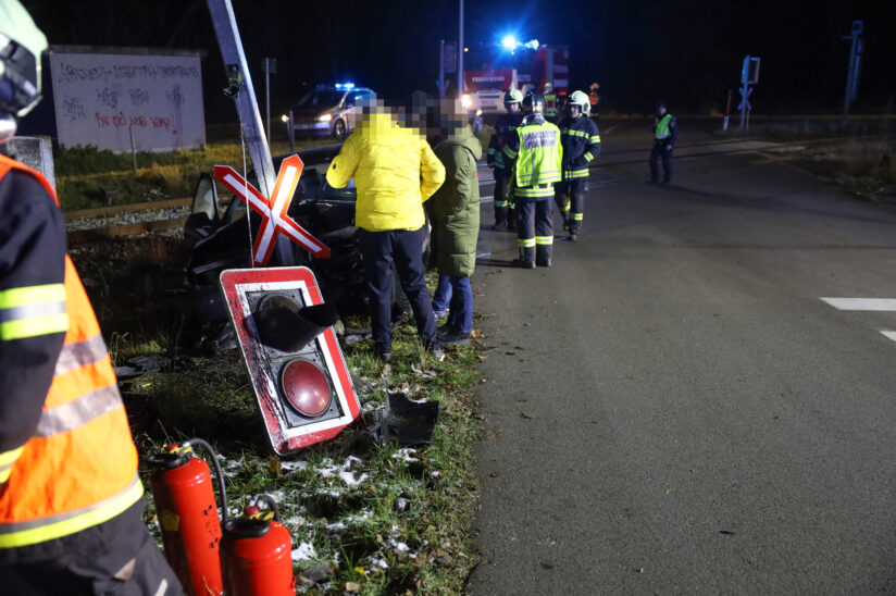 Auto auf Bahnübergang in Thalheim bei Wels mit Lichtzeichenanlagen kollidiert