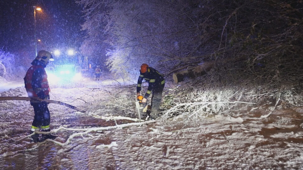 Schneelast: Wintereinbruch mit großen Schneemengen sorgt für Vielzahl an Einsätzen in Oberösterreich