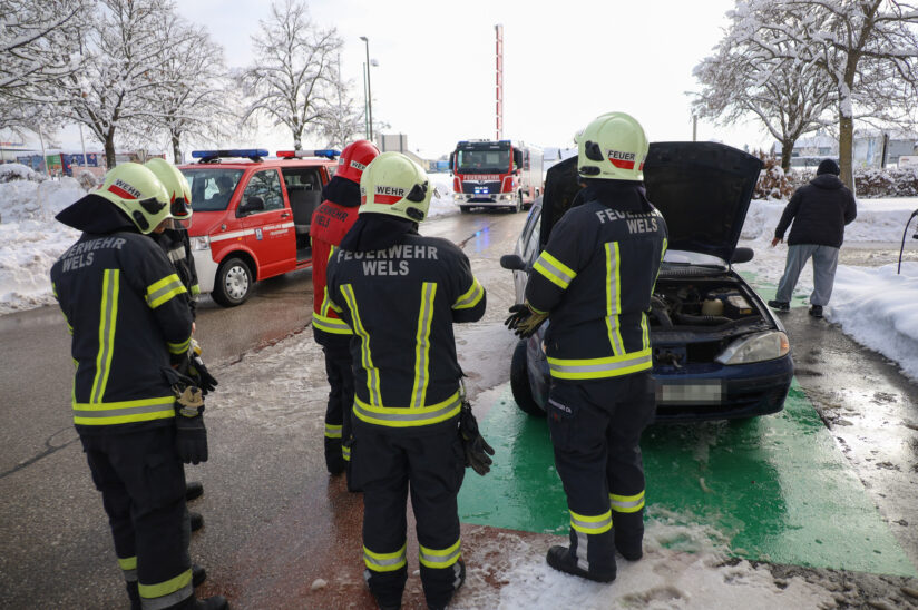 Kleinbrand im Motorraum eines PKW in Wels-Neustadt sorgte für Einsatz der Feuerwehr