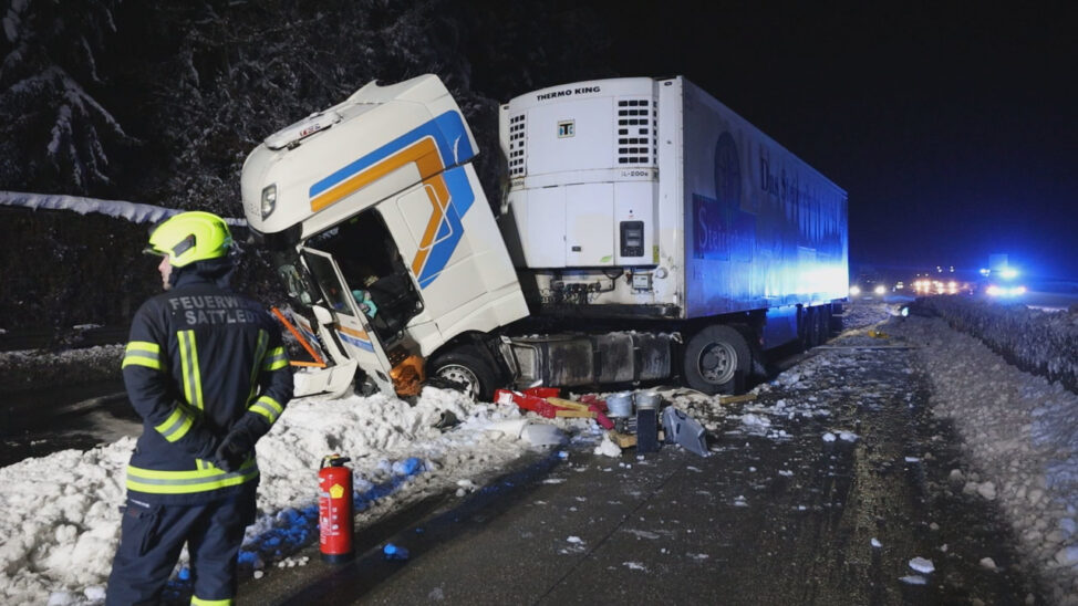 LKW-Sattelzug crasht auf Westautobahn bei Sattledt frontal gegen Anpralldämpfer