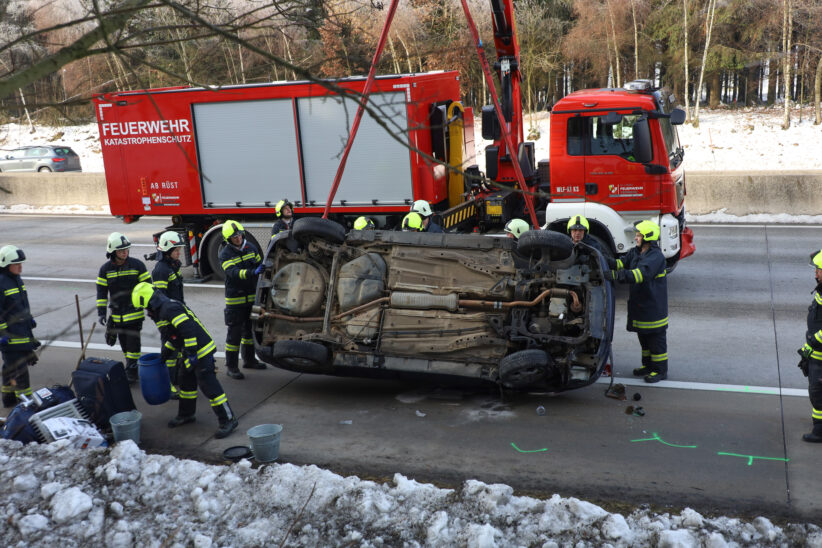 Autotransportanhänger samt aufgeladenem PKW bei Unfall auf Westautobahn in Sipbachzell überschlagen