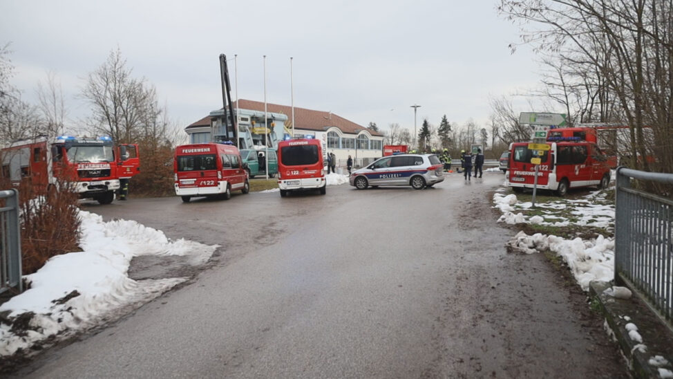 Leblose Person bei Lambach durch Kräfte der Feuerwehr aus der Traun geborgen
