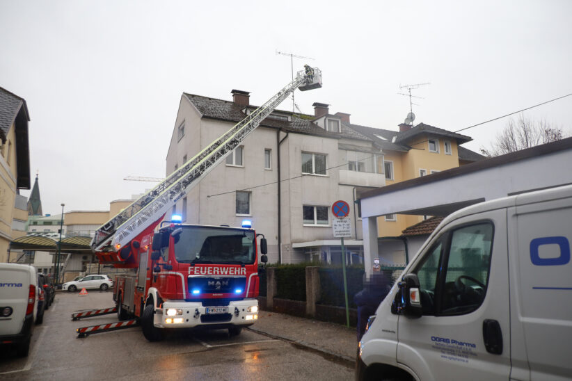 Sturmschaden: Teil einer alten Fernsehantenne in Wels-Neustadt drohte vom Dach zu stürzen