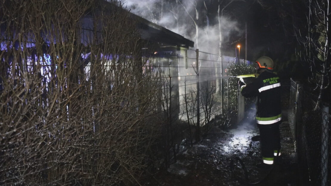 Brand einer Müllinsel auf dem Gelände eines Schulungszentrums in Wels-Lichtenegg