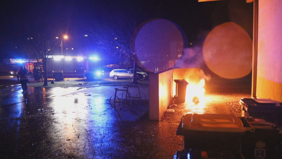 Silvesternacht: Einsatzkräfte von Feuerwehr und Polizei bei mehreren Bränden in Wels im Einsatz
