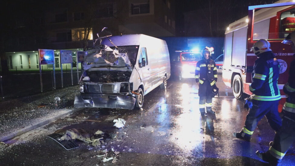 Fahrzeug gesprengt: Trotz Polizeigroßaufgebot Kleintransporter in Wels-Lichtenegg schwer beschädigt