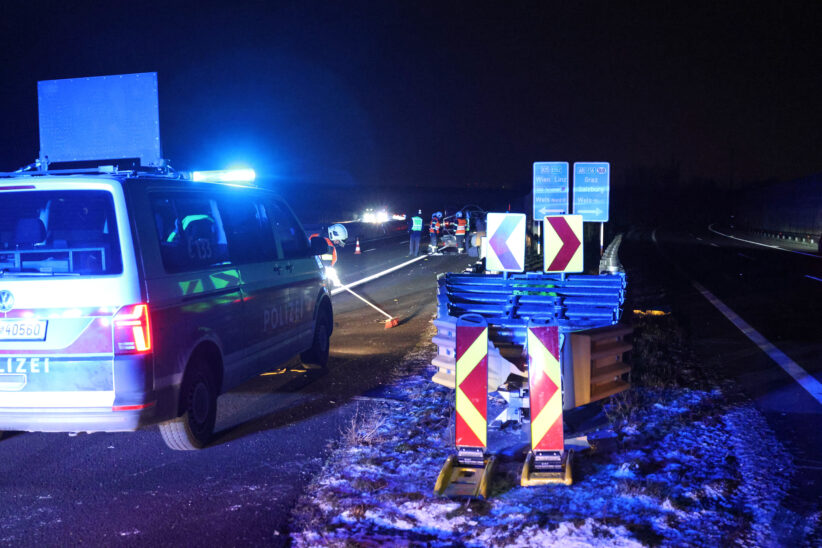Kollision mit Anpralldämpfer: PKW samt Anhänger am Autobahnknoten Wels bei Wels-Oberthan verunfallt