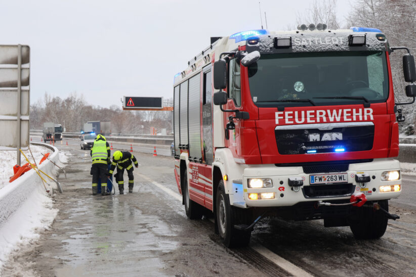 Dieselaustritt nach LKW-Unfall auf Innkreisautobahn bei Steinerkirchen an der Traun