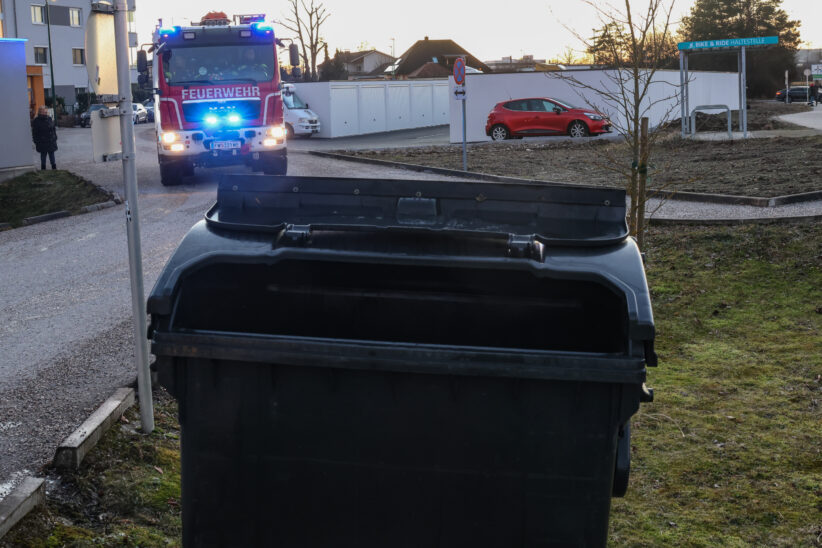 Beginnender Brand eines Müllcontainers bei einem Mehrparteienwohnhaus in Wels-Vogelweide